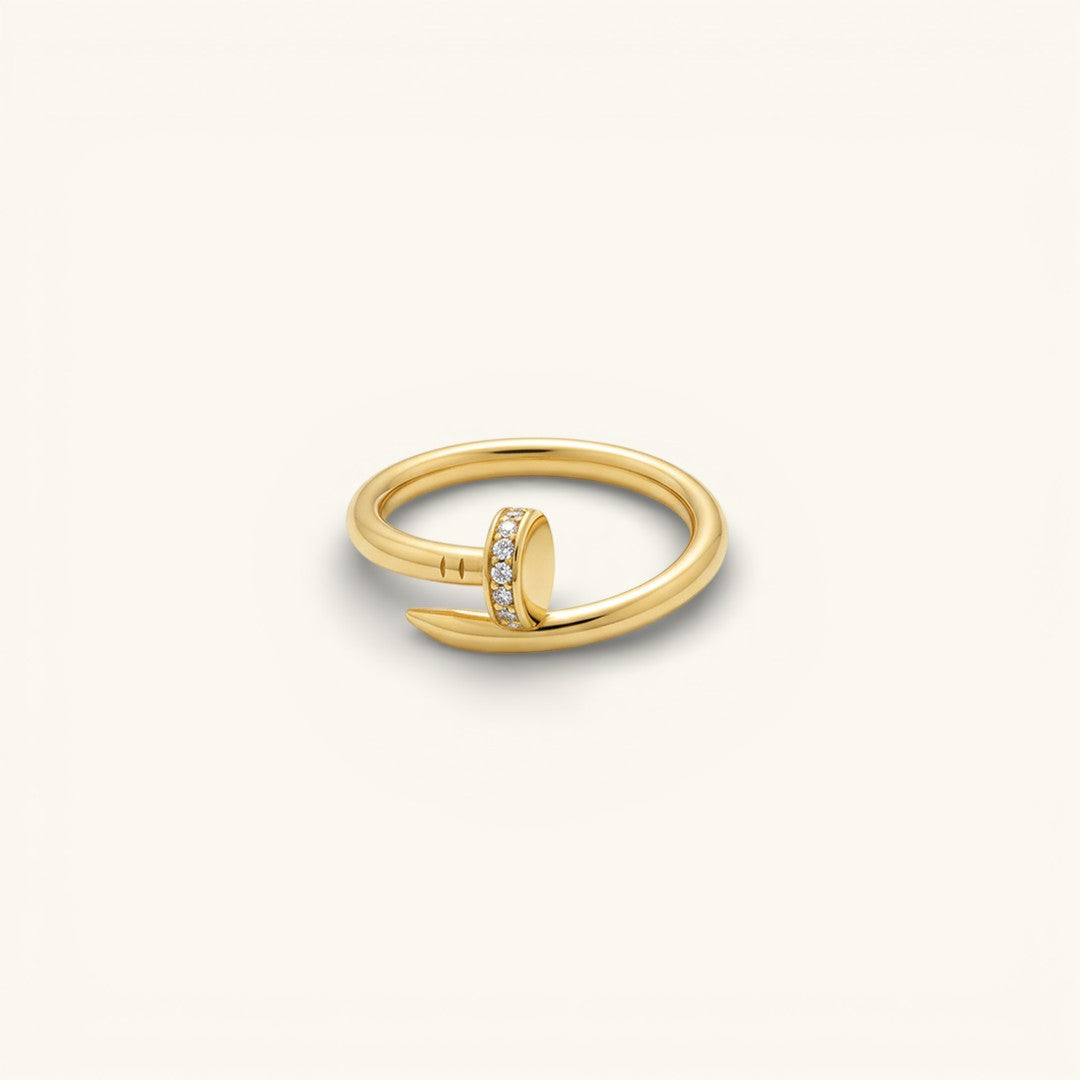 VM Elegance Deluxe Ring in gold on a plain background